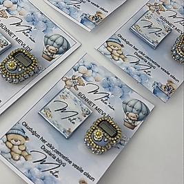 Kişileştirilmiş hediye kartı üzerinde taşlı zikirmatik  ve çikolata