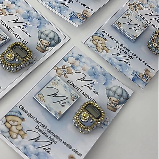 Kişileştirilmiş hediye kartı üzerinde taşlı zikirmatik  ve çikolata