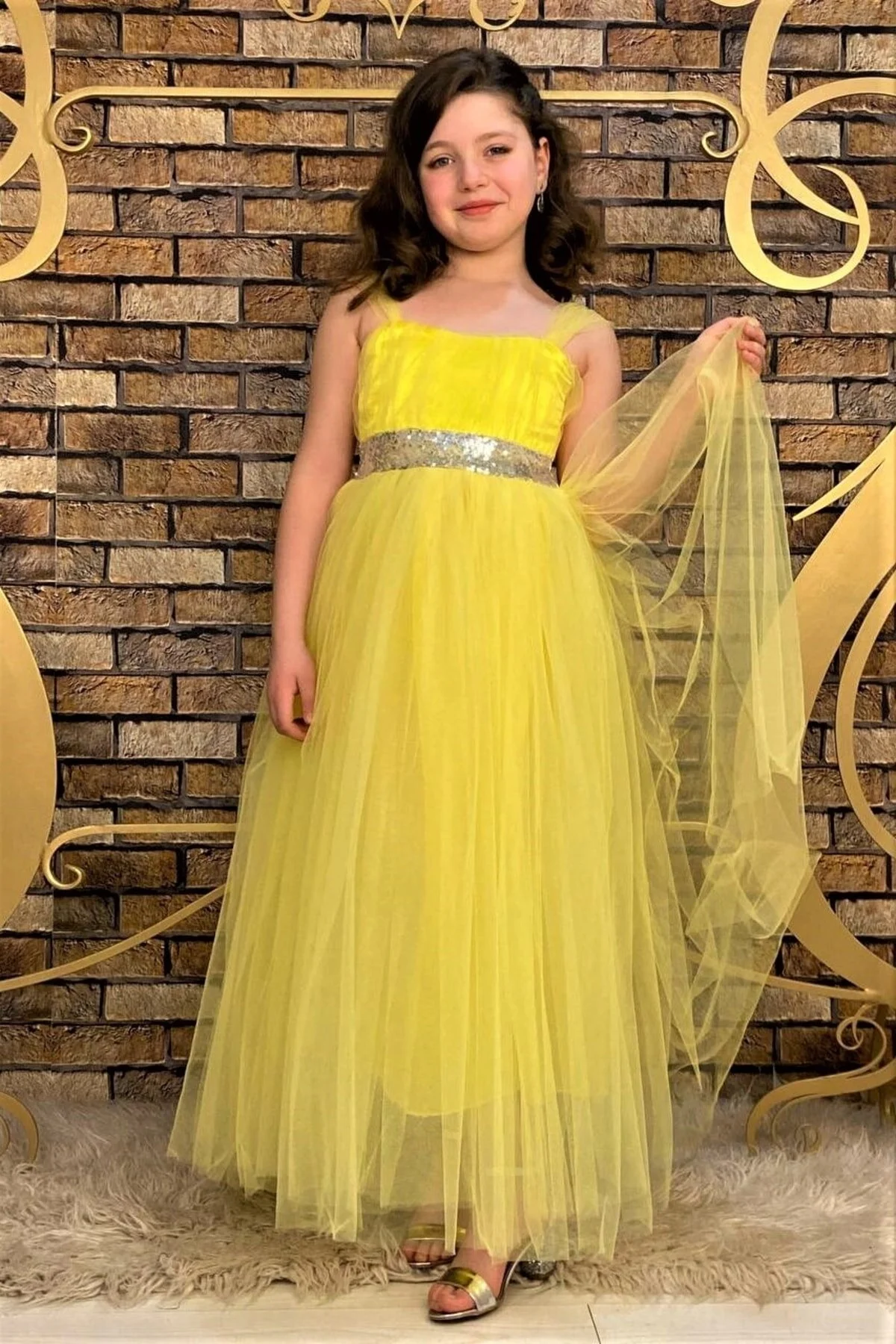 Sarı Beli Pul Detaylı Tam Boy Çocuk Abiye Gösteri ve Parti Elbisesi