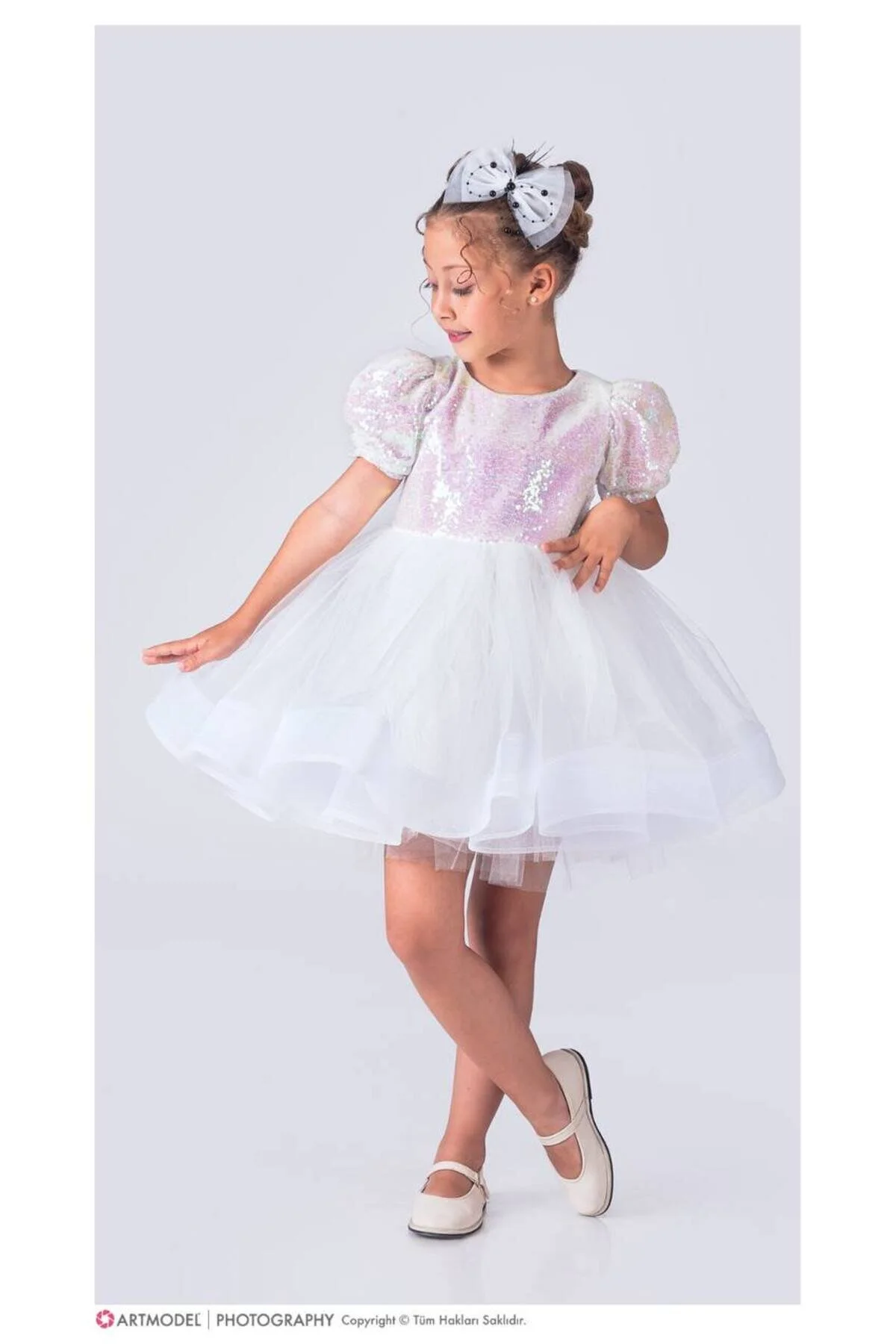 Beyaz Payetli Kısa Kollu Balo Gösteri Kıyafeti 23 Nisan Çocuk Abiyesi